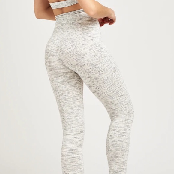Flexxfit ALL WHITE EVERYTHING - CROP - S NWT - Picture 2 of 3